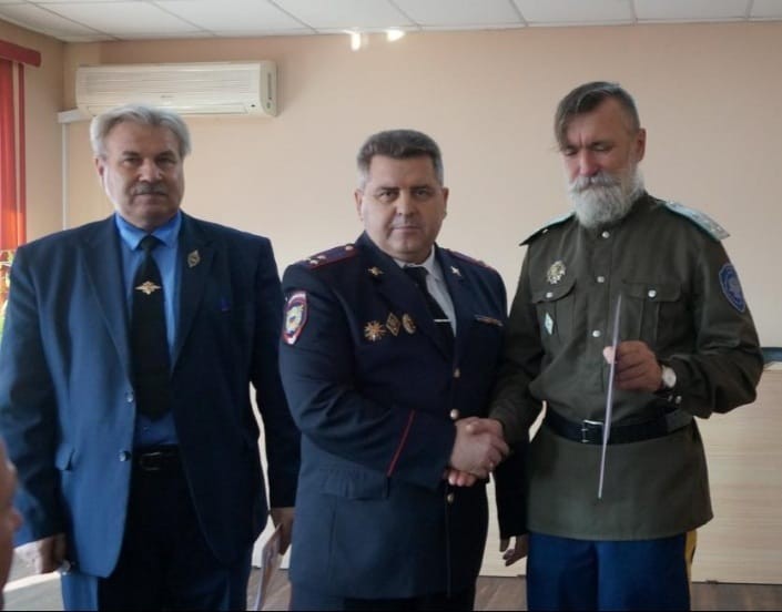 В Арсеньеве состоялось награждение наиболее отличившихся ветеранов МВД и дружинников