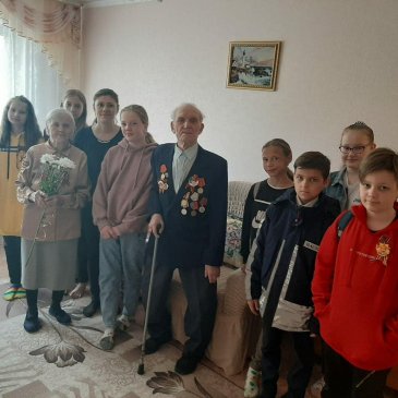 Арсеньевские школьники поздравили ветеранов 4