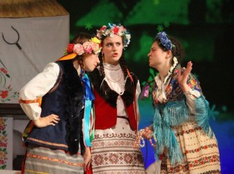 Арсеньевские старшеклассники побывали на спектакле «Вечера на хуторе близ Диканьки» 3
