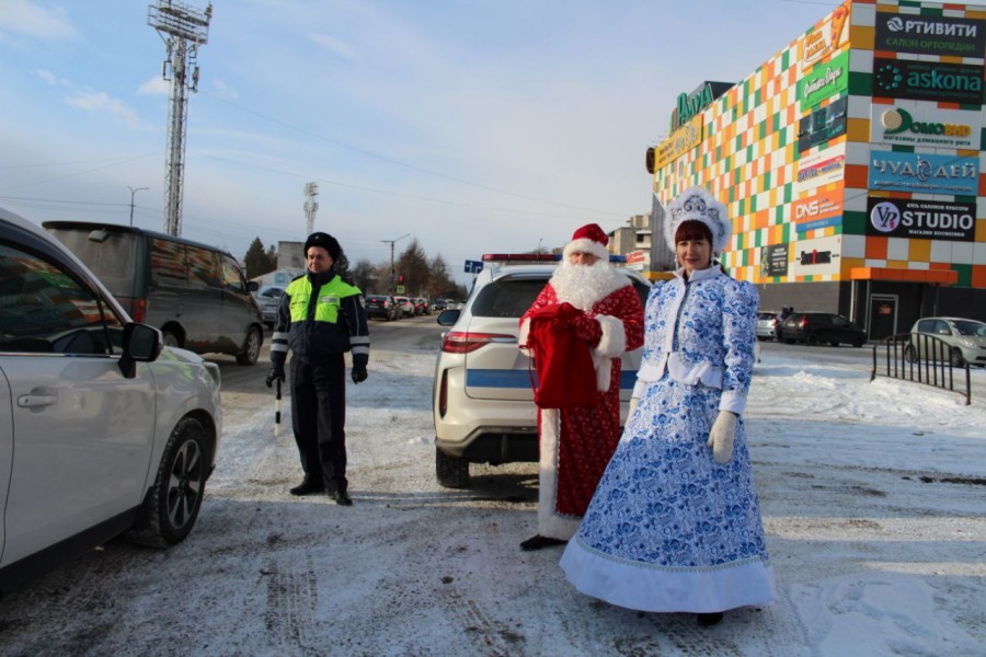 В Арсеньеве сотрудники Госавтоинспекции поздравили автомобилистов с наступающим Новым годом