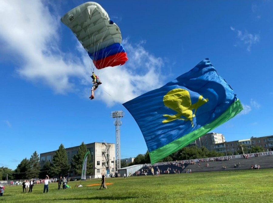 В Арсеньеве состоялись парашютные прыжки - в честь Дня Воздушного Флота России