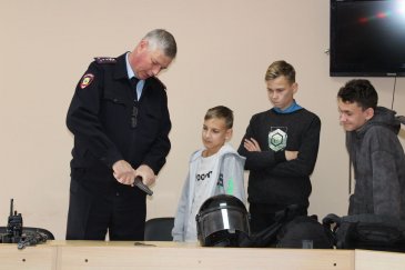 В Арсеньеве в рамках проекта «Такая работа» полицейские провели уроки профориентации 1