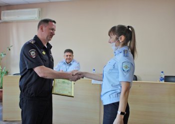 ​В Арсеньеве сотрудникам полиции вручили почетные грамоты и благодарности