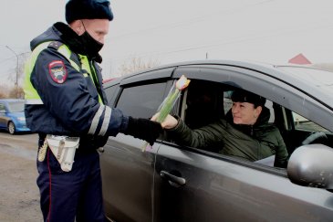 Сотрудники ОГИБДД города Арсеньева поздравили женщин-водителей с 8 марта! 3