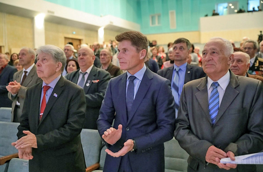 Олег Кожемяко передал законопроект о «детях войны» в Законодательное Собрание Приморья