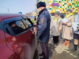Сотрудники ОГИБДД города Арсеньева поздравили женщин-водителей с наступающим 8 марта! 0
