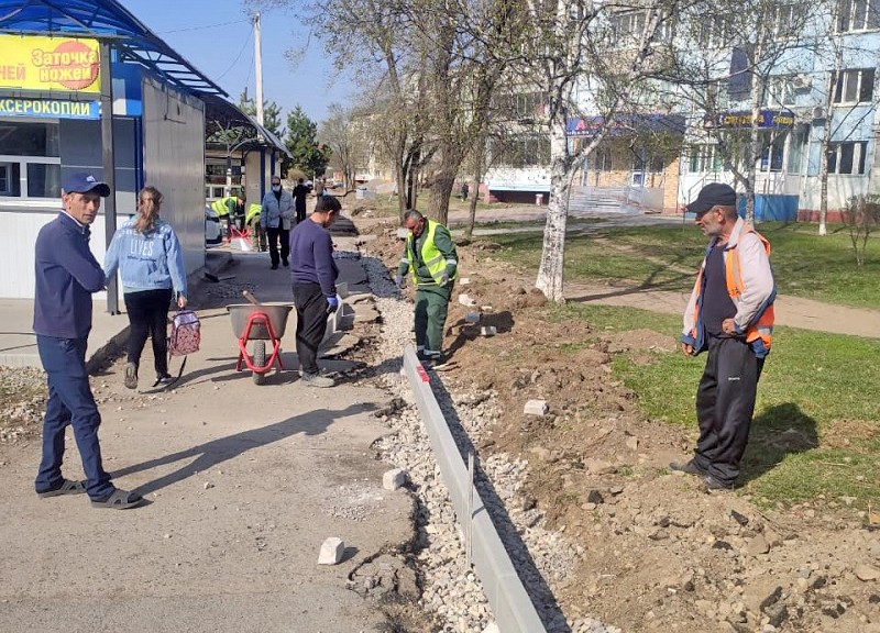 В Арсеньеве продолжается ремонт тротуара по улице Островского