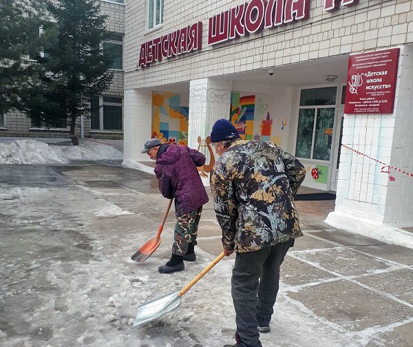 Жители города Арсеньев вышли на уборку территории города