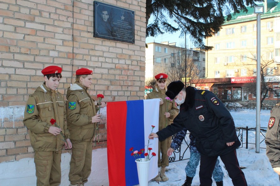 Сотрудники полиции почтили память героев в городе Арсеньев