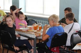 Организация питания школьников в детских лагерях отдыха – под особым контролем