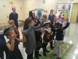 Молодогвардейцы поздравили с Новым годом детей Арсеньева