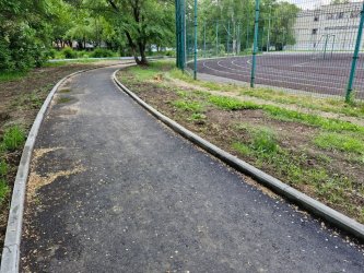 Асфальтированная дорожка появилась вокруг школьного стадиона к гимназии № 7 
