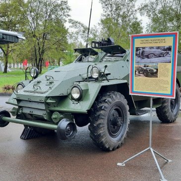 В Арсеньеве на площади у обелиска Славы организовали выставку военной и раритетной техники. 6