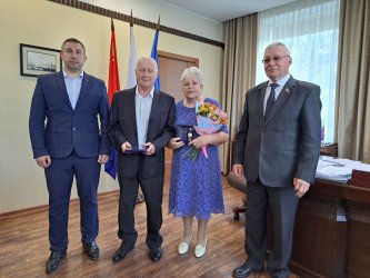 Четырем арсеньевским семьям вручены Почетные знаки Приморского края «Семейная доблесть» 0