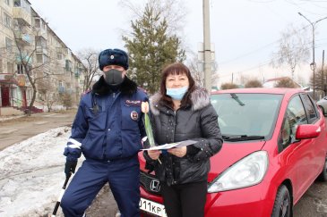 Сотрудники ОГИБДД города Арсеньева поздравили женщин-водителей с 8 марта! 2