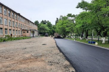В Арсеньеве идут работы по асфальтированию территории возле школы № 5