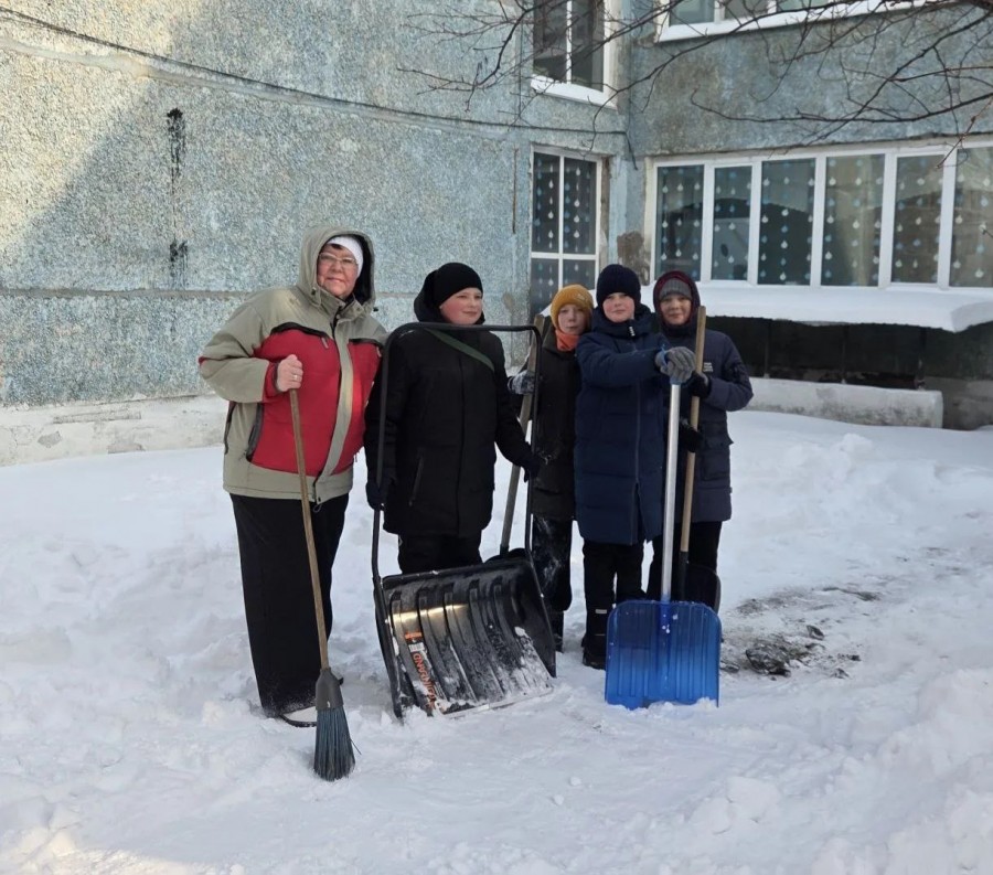 К уборке снега приступили в образовательных организациях города К уборке снега приступили в образовательных организациях города