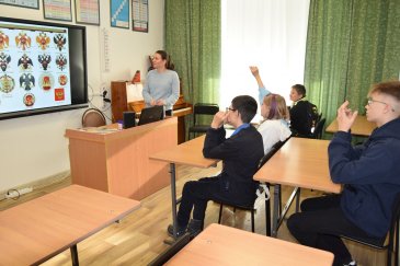 Арсеньевским школьникам рассказали об истории создания герба России 0