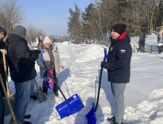 Глава Арсеньева и студенты колледжа привели в порядок захоронения погибших бойцов