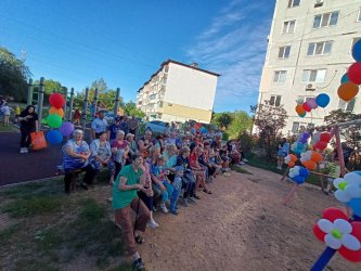 Во дворе дома Островского 16 города Арсеньев состоялась программа в честь 40 летя дома 4