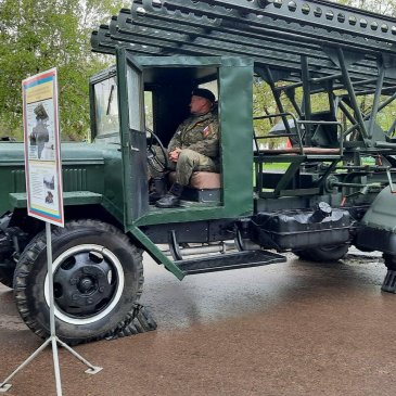 В Арсеньеве на площади у обелиска Славы организовали выставку военной и раритетной техники. 3