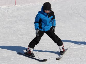 Арсеньевские школьники осваивают горные лыжи 1