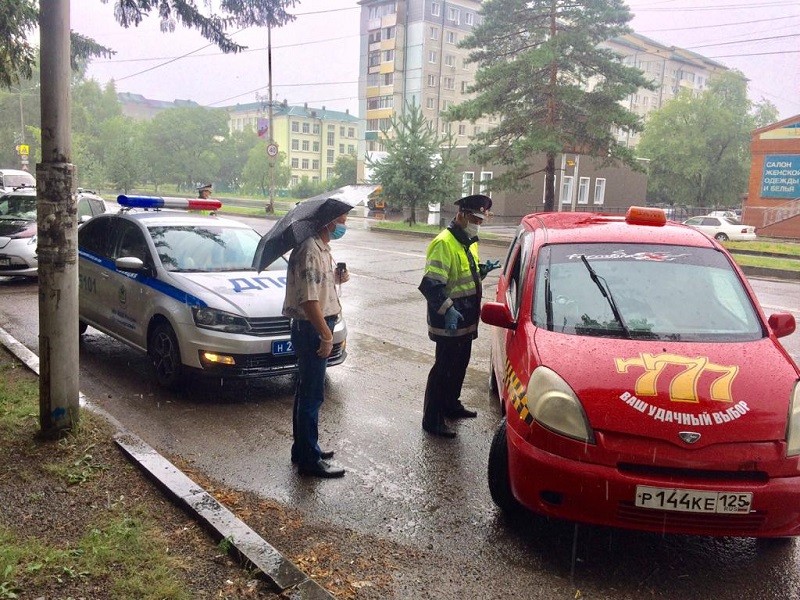 Таксистов Арсеньева проверили на наличие масок