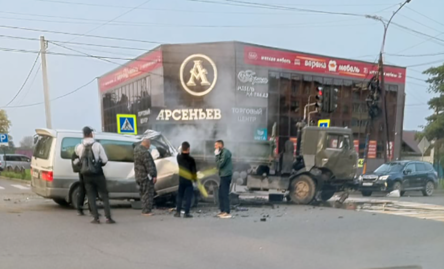 Госавтоинспекция Арсеньева проводит проверку по факту ДТП на перекрестке (ВИДЕО аварии)