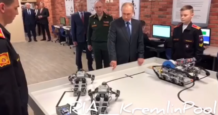 В России Путину показали корейских роботов и выдали их за свои