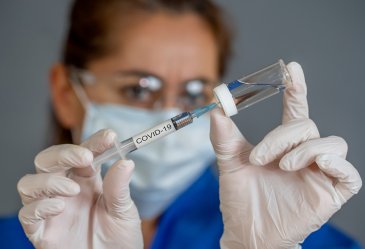 В Алтайском крае три привитых от коронавируса медика заразились COVID-19
