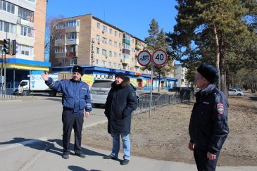 В Арсеньеве сотрудники Госавтоинспекции проверили аварийно-опасные участки дорог