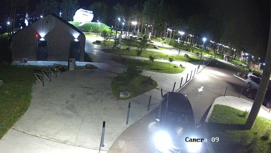 На видовой площадке в Арсеньеве камера зафиксировала водителя, который сбил боллард На видовой площадке в Арсеньеве камера зафиксировала водителя, который сбил боллард
