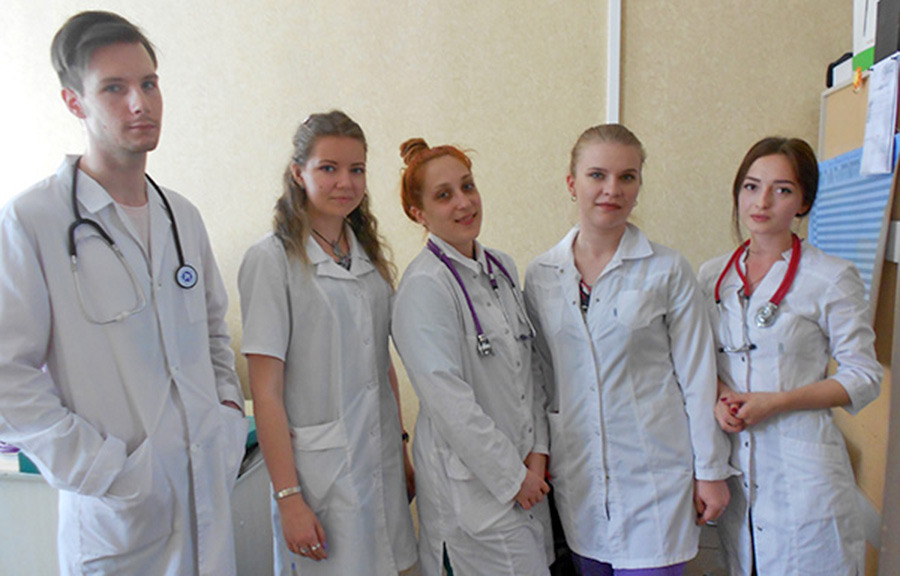 4 курс мед. Городская больница Арсеньев. Студенты медики. Мед студенты на практике. Студенты медики на практике.
