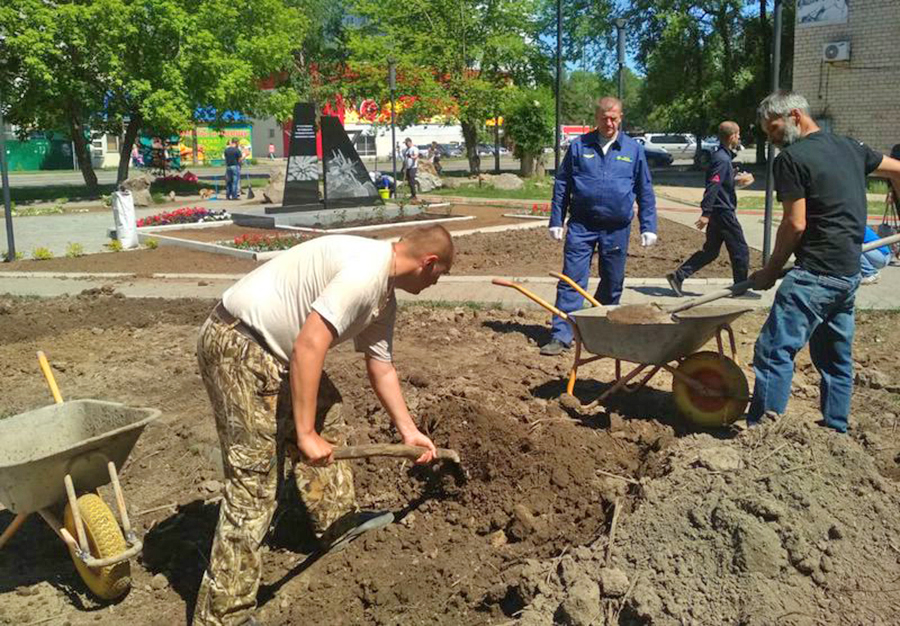Благоустройство сквера возле памятника Герою России Олегу Пешкову продолжается