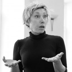 Премьера в ЦДКЖ - Елена Воробей в спектакле "Она разгадала убийство"