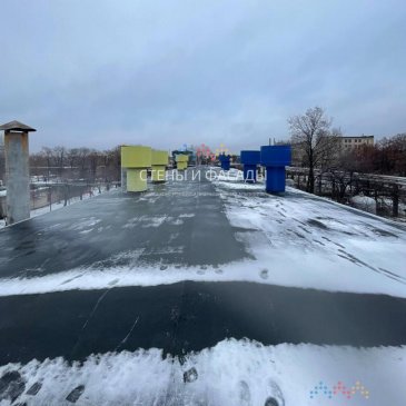 Опасность близко: тающий снег обнажает зимние повреждения на фасадах