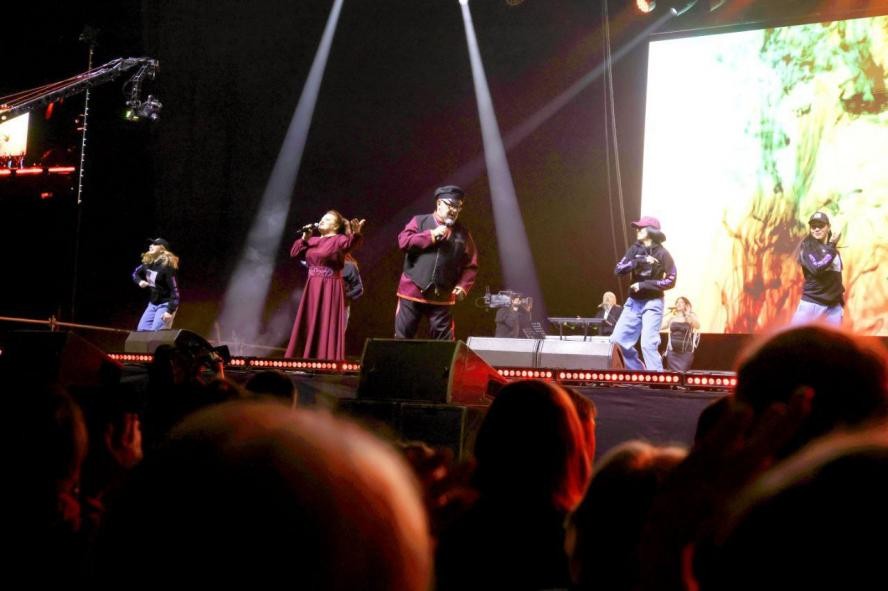 Фолк-дуэт Суховых стал лауреатом музыкальной премии за песню "Бородато" в Санкт-Петербурге