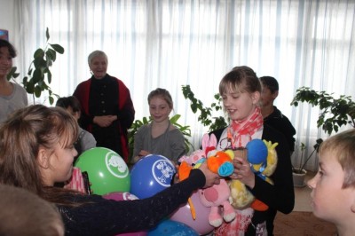 Подарки ко дню рождения - каждому воспитаннику детского дома г. Арсеньева