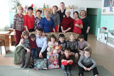 Воспитанники детского дома г. Арсеньева получают подарки в день рождения