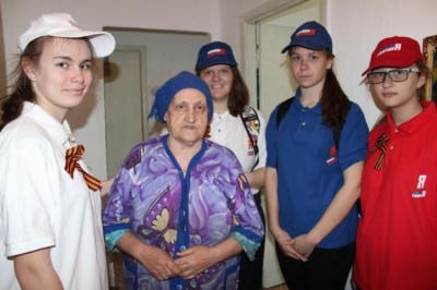 Активисты организации Молодая Гвардия вручают ветеранам подарки от Губернатора Приморского края